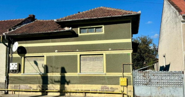 Vand casa ultracentrl Simeria din caramida acces de pe 2 ...