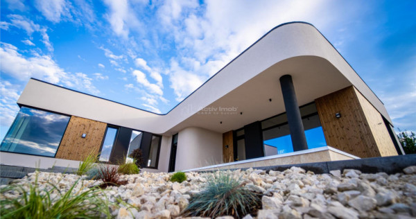 Vila de lux, construita cu materiale premium, priveliste su