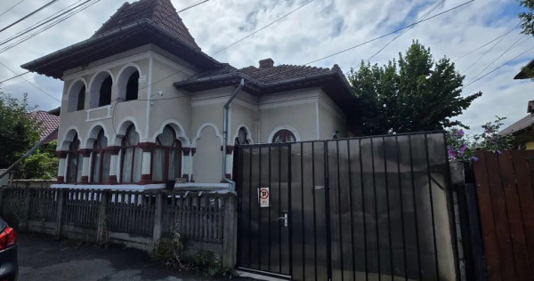 Casă individuală cu potențial rezidențial sau comercial Pucioasa