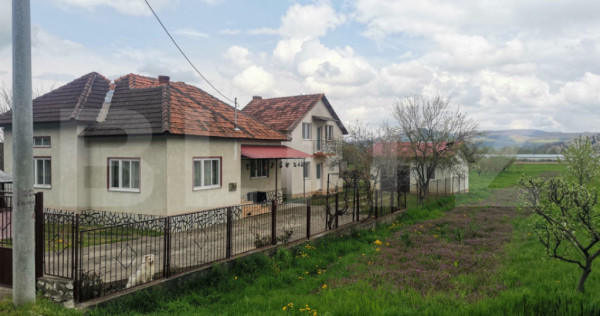 Două case, garaj și 1.370 mp de teren, amplasată la DN, ?
