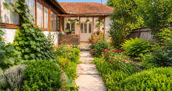 Casa cu farmec si potential, 4 camere, terasa, gradina priva
