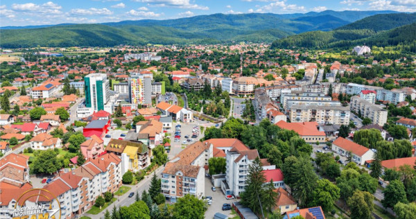 FILM! 2 camere decomandat, Central Covasna, balcon generos,