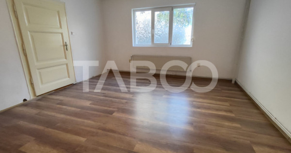Apartament decomandat 93 utili curte proprie pivnita Sub Ari
